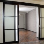 Раздвижные стеклянные перегородки в интерьере: основные преимущества